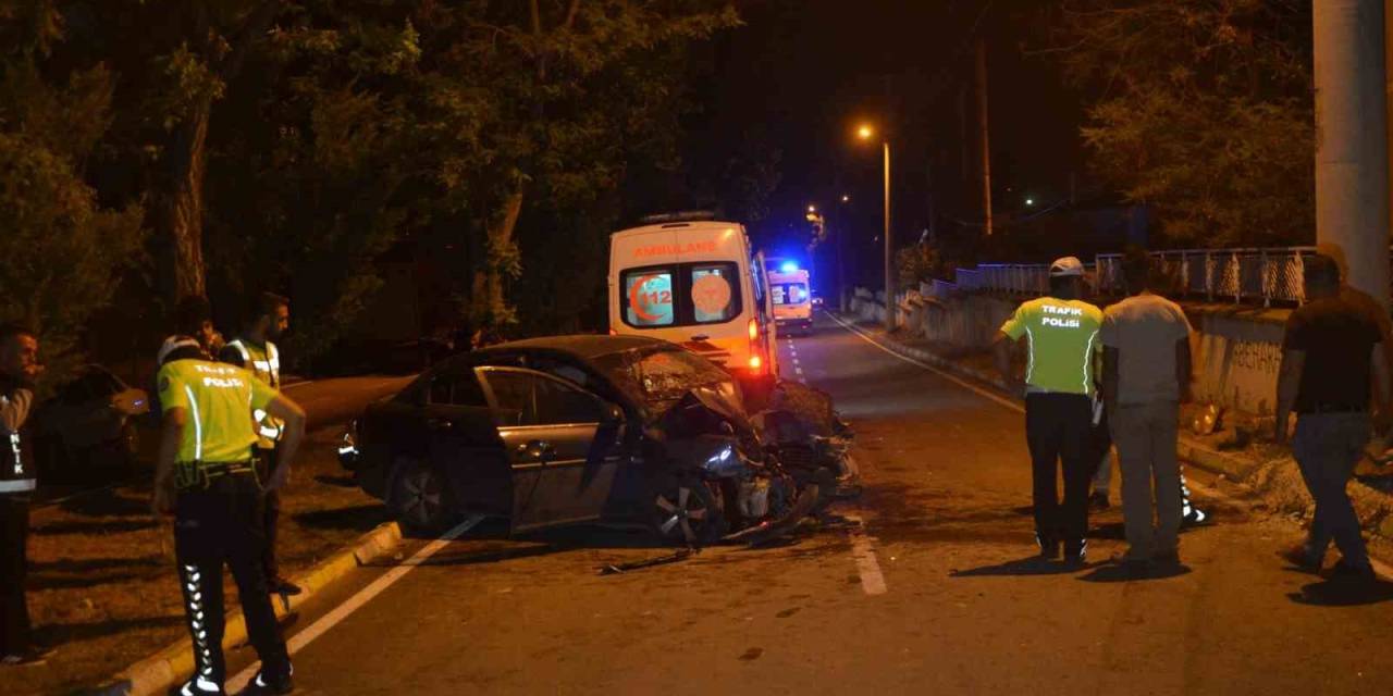 Konya’da Otomobil Aydınlatma Direğine Çarptı: 4 Yaralı