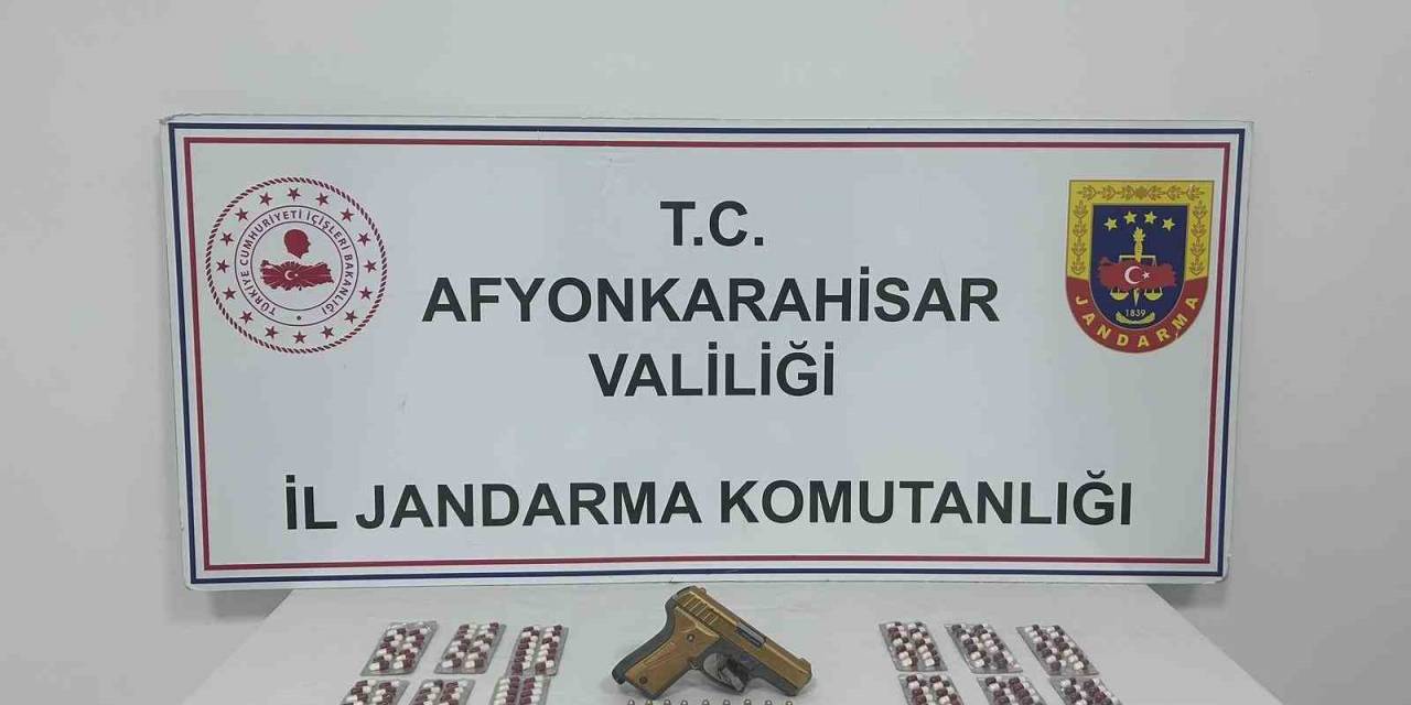Uyuşturucu Hapları Satamadan Jandarmaya Yakalandılar