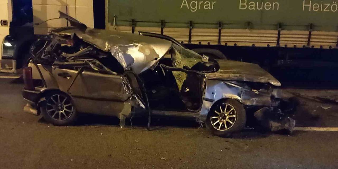 Tıra Çarpan Otomobil Hurdaya Döndü: 1 Yaralı