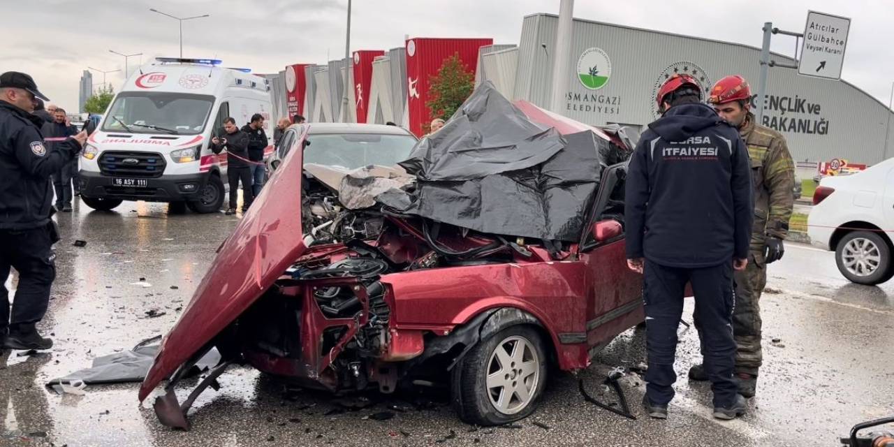 Yağmurda Kontrolden Çıkan Tofaş, Ters Şeride Girdi : 2 Ölü 1 Yaralı