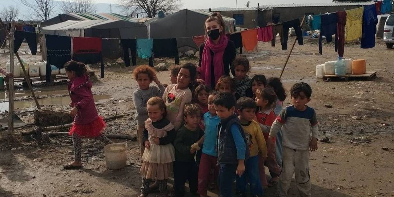 Saime Öğretmenden Örnek Hikâye: Sanatın Gücüyle Mültecilere Ve Depremzedelere Umut Işığı Oldu