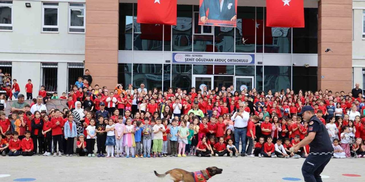 Minikler Jandarma Ekipleriyle Eğlenceli Vakit Geçirdi