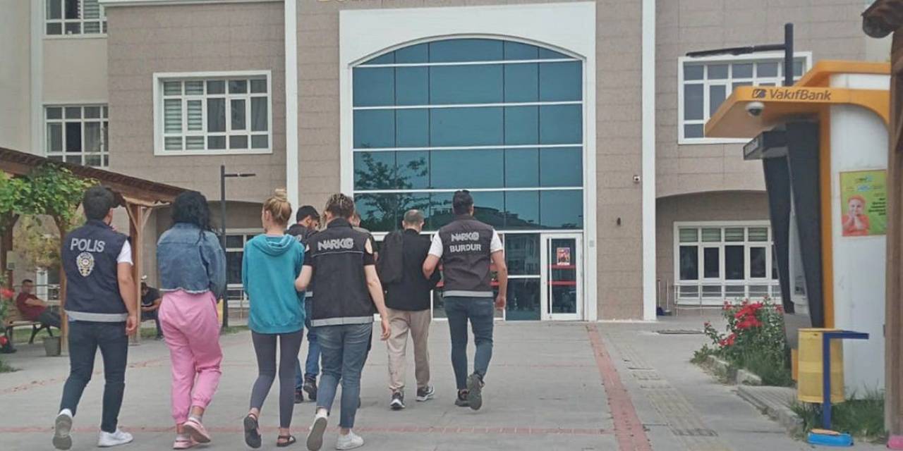 Burdur’da Durdurulan Araçta Uyuşturucu Çıktı, 4 Şüpheli Tutuklandı