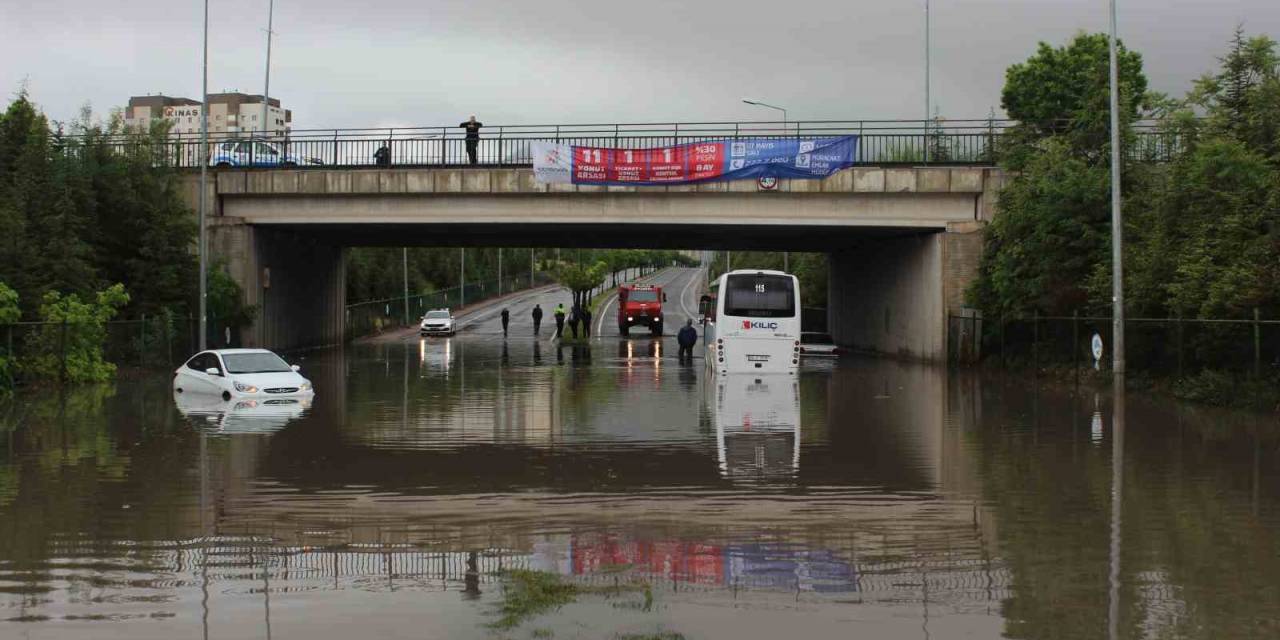 Sağanak Yağış Su Taşkınlarına Neden Oldu, Araçlar Mahsur Kaldı