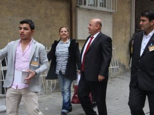 Ak Partili Resul Kurt Kapı Kapı Dolaşıp, Vatandaştan Destek İstedi