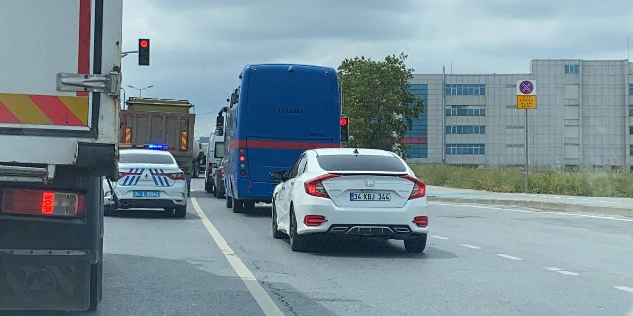 Seçil Erzan’ı Duruşmaya Götüren Cezaevi Aracı Kaza Yaptı