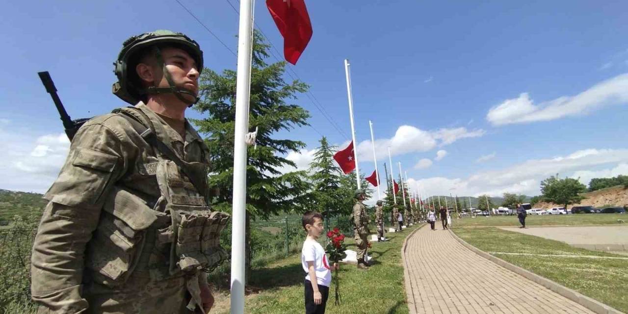 Bingöl’de 31 Yıl Önce Şehit Edilen 33 Er Anıldı