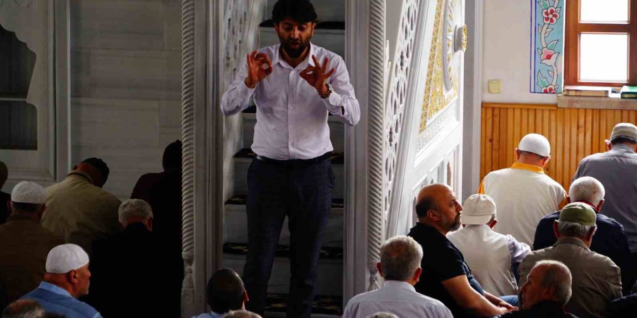 Bu Camide İşitme Engelli Bireylere Cuma Hutbesi İşaret Diliyle Anlatılıyor