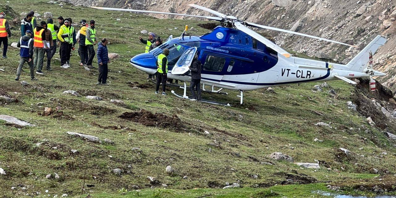 Hindistan’da Helikopter Kendi Etrafında Dönerek Pist Dışına İndi