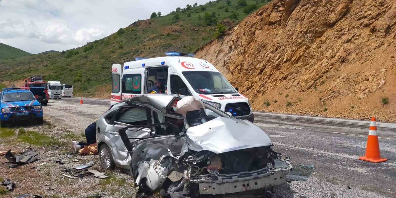 Pikap İle Otomobil Çarpıştı: 2 Ölü 2 Yaralı