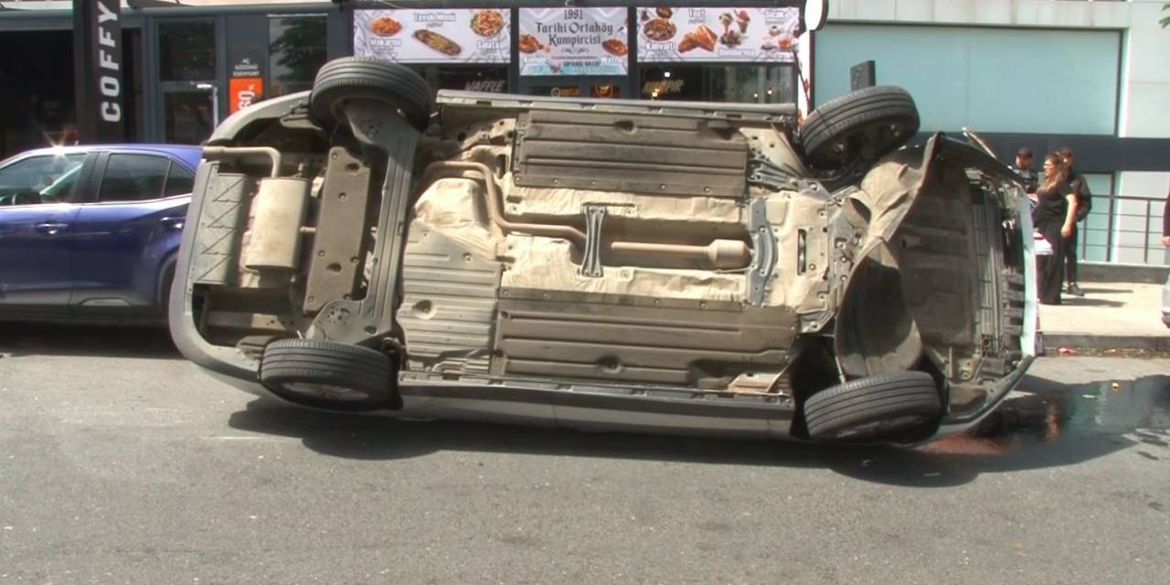 Esenyurt’ta Araçlara Çarparak Yan Yatan Alkollü Sürücünün Kullandığı Araç Kamerada