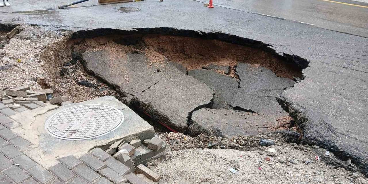 Ankara’da Şiddetli Yağışta Bazı Yollar Çöktü