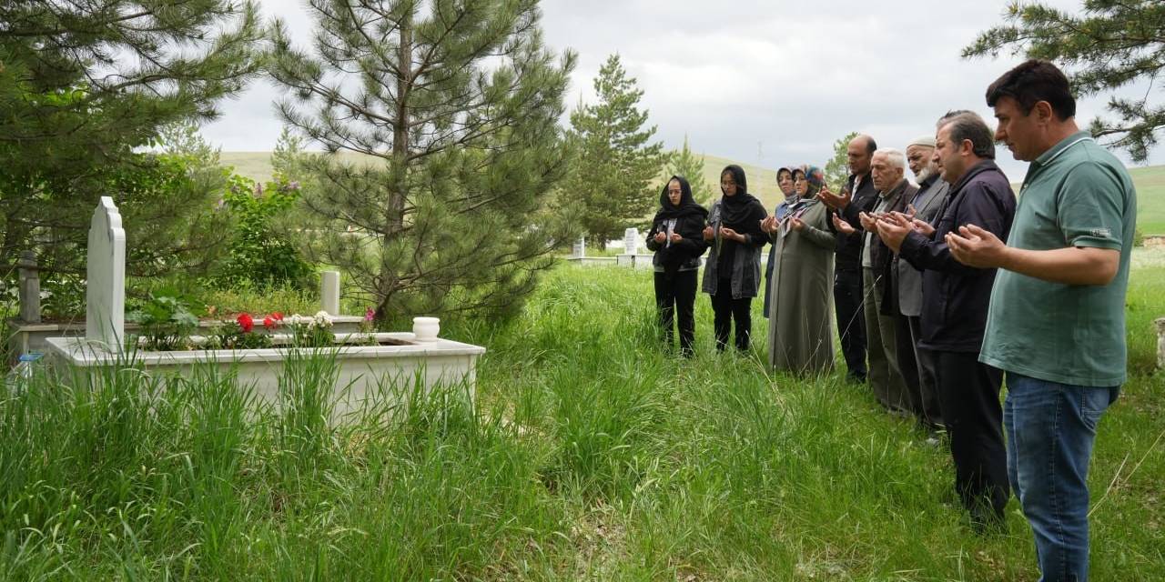 Bayburtlu Gazeteci Nişancı Mezarı Başında Dualarla Anıldı