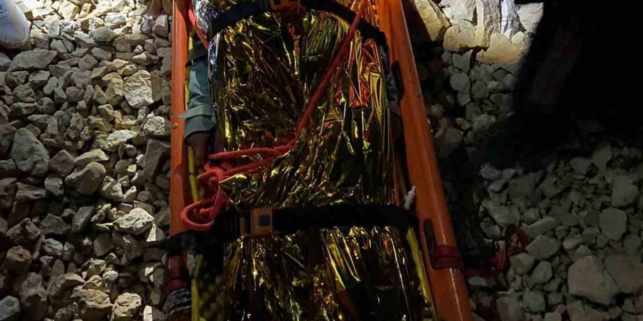 Turistler Mahsur Kaldıkları Yerden 11 Saatlik Çalışmanın Ardından Kurtarıldılar