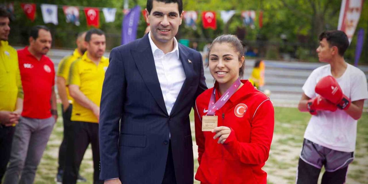 Avcılar Belediye Spor Kulübü’nün Güreşçisi Delal, Avrupa Şampiyonu Oldu