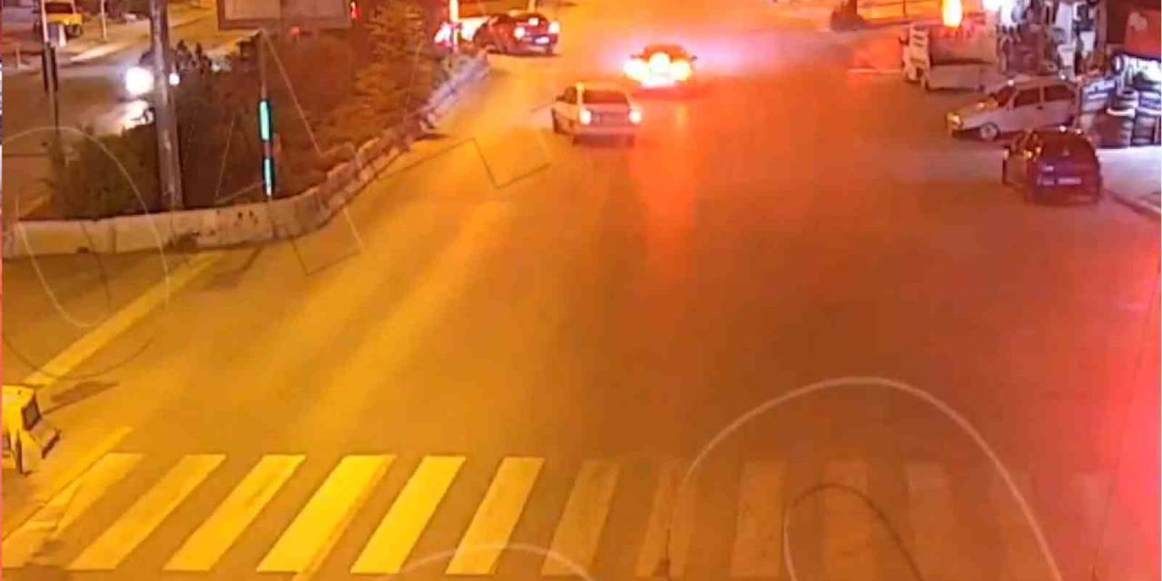 Ani Manevrayla Otomobile Çarpmaktan Son Anda Kurtuldu: O Anlar Kamerada