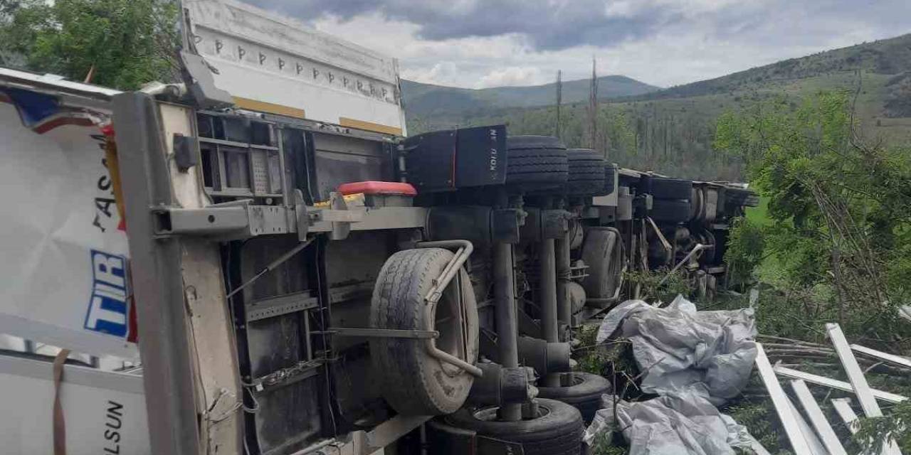 D-100’de Tır Şarampole Devrildi: 1 Ölü, 2 Yaralı