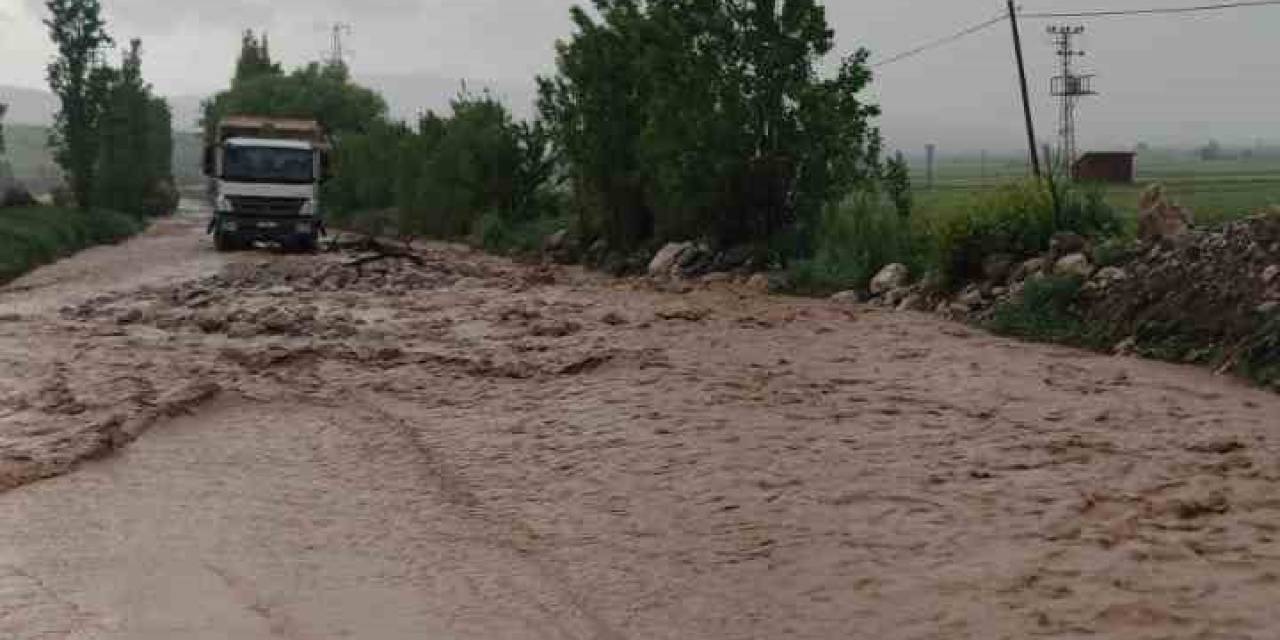 Sel Sularının Ortasında Mahsur Kaldı