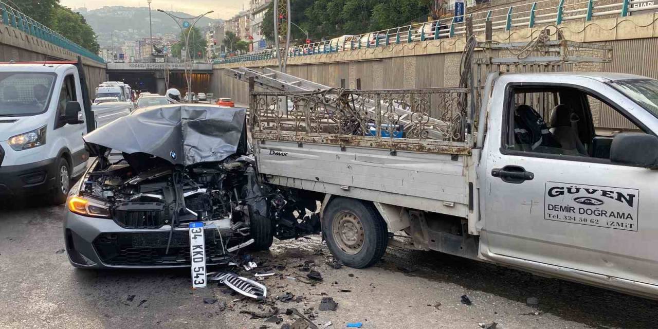 Kocaeli’de Zincirleme Kaza: 2 Kişi Yaralandı, Otomobil Kullanılamaz Hale Geldi