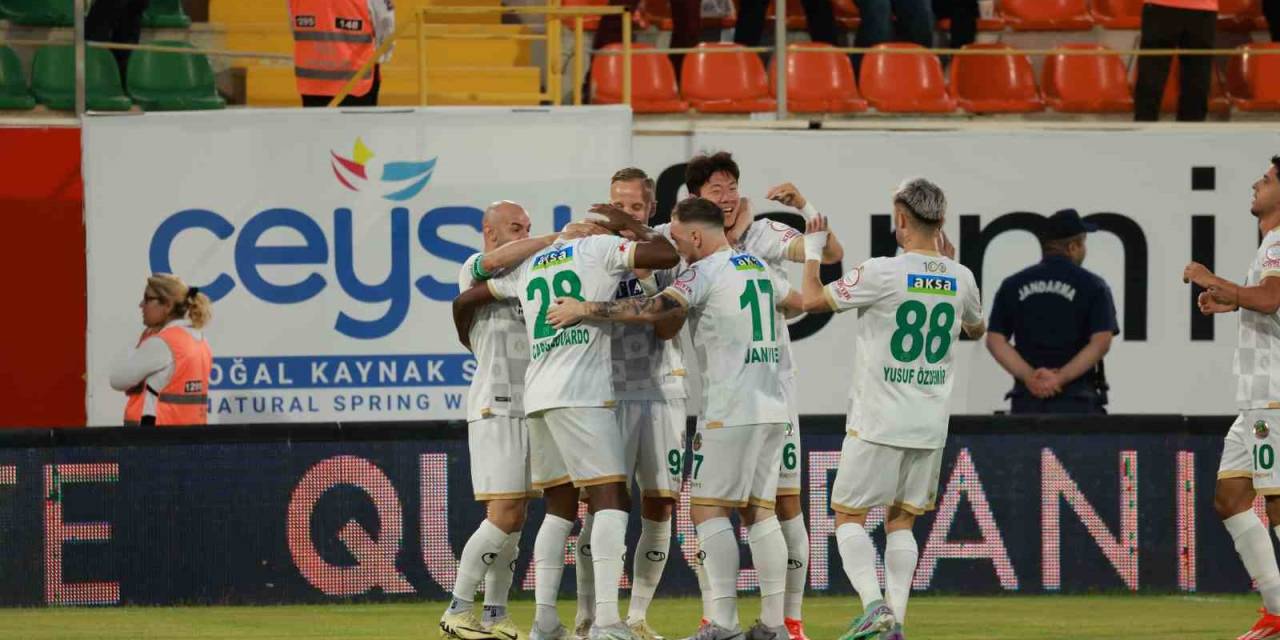 Trendyol Süper Lig: Alanyaspor: 1 - Antalyaspor: 0 (İlk Yarı)