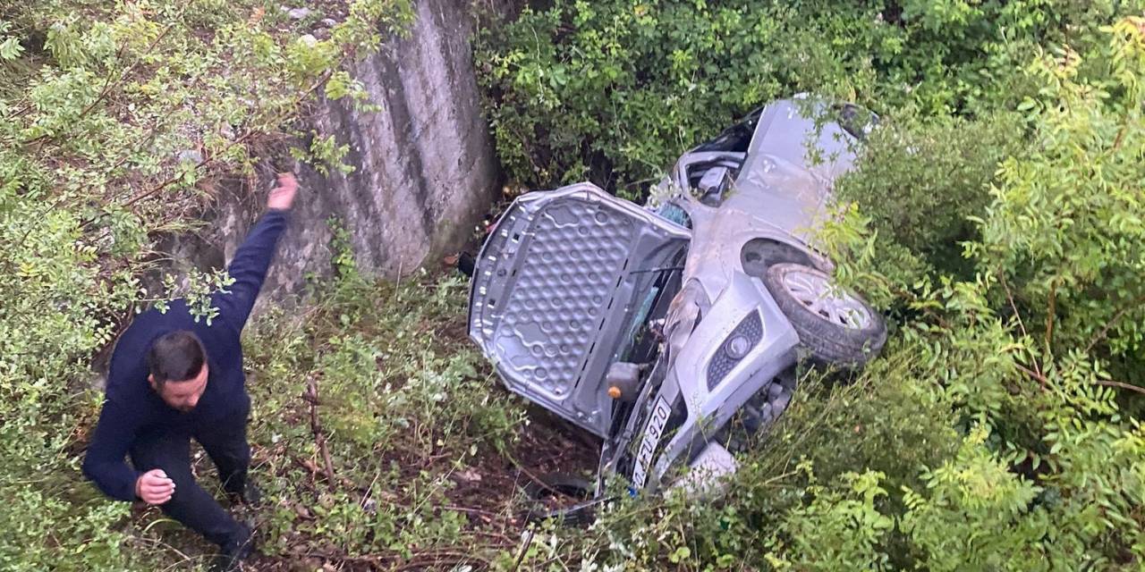 Kontrolden Çıkan Otomobil Uçuruma Yuvarlandı: 3 Yaralı