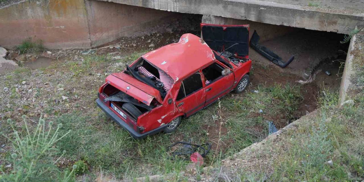 Beton Menfeze Çarpan Otomobil Hurdaya Döndü: 2 Yaralı