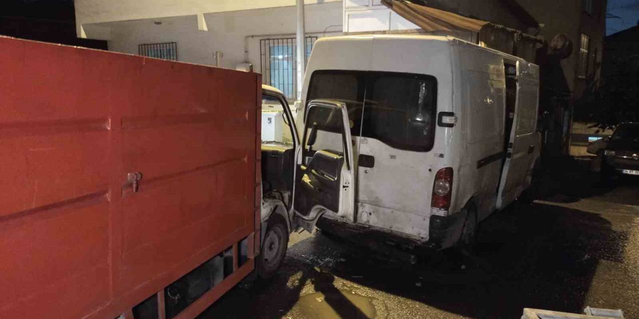 Çaldıkları Kamyonetle Park Halindeki Minibüse Çarptılar