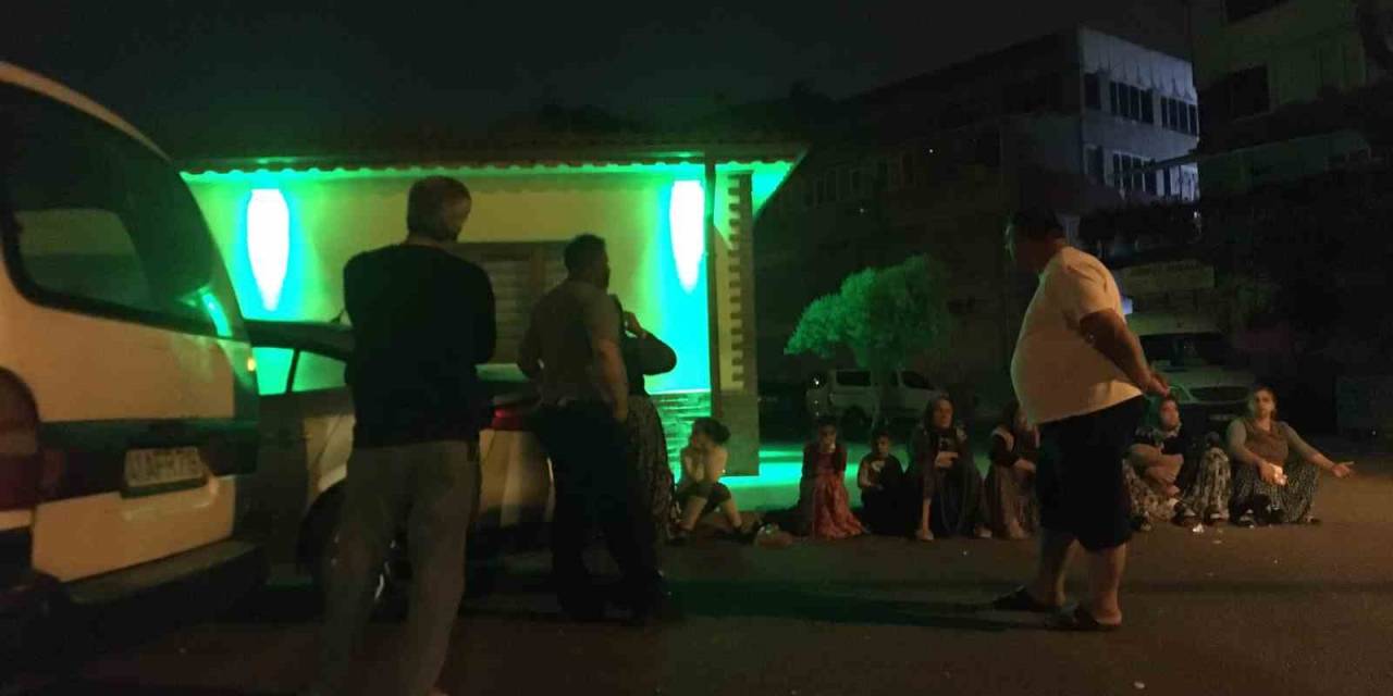 Telefon Başlayan Tartışma Sokakta Bıçaklı Kavgaya Dönüştü: 4 Yaralı