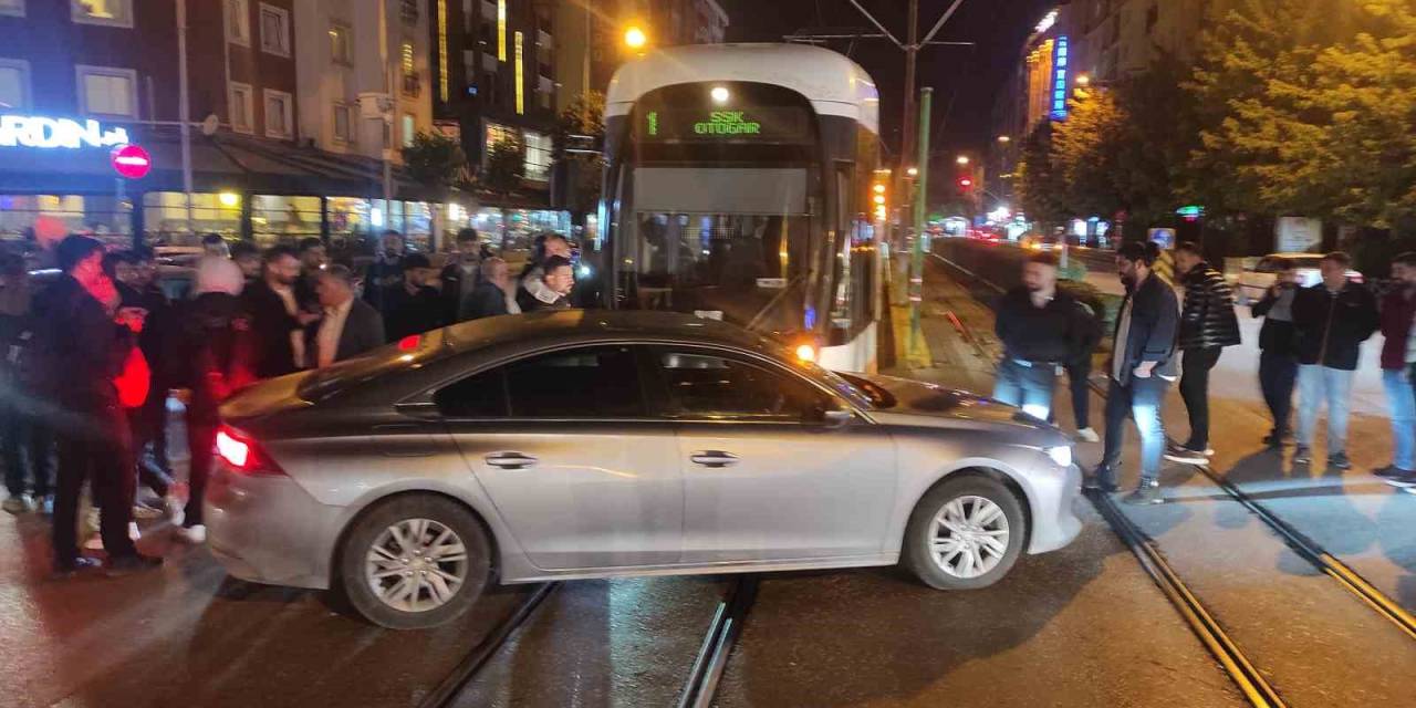 Seyir Halindeki Tramvay Dönüş Yapan Otomobile Çarptı