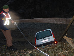 Trafik kazası yapan aileyi Çoruh Nehri'ne düşmekten elektrik direği kurtardı