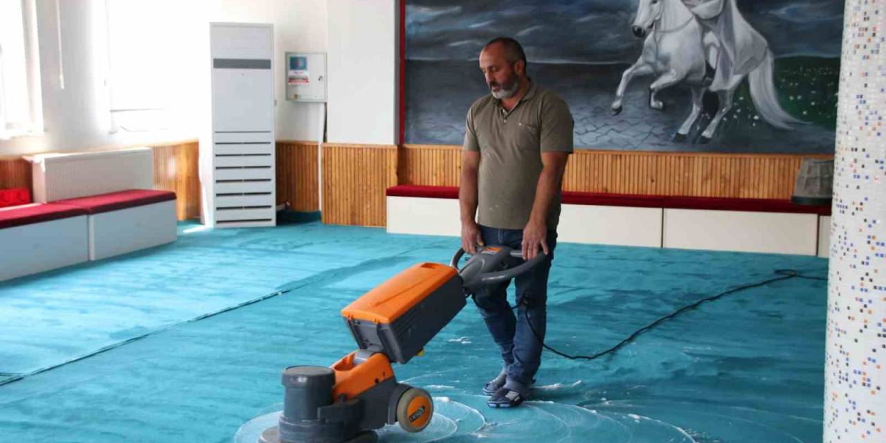 Derince’de İbadethaneler Temizleniyor