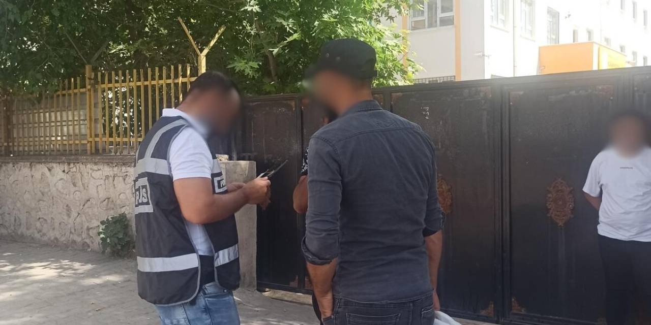 Mardin’de Polis Ekipleri Tarafından Okul Çevreleri Ve Servis Araçları Denetlendi