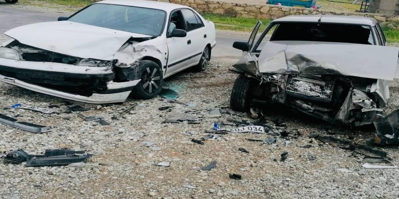 Otomobillerin Kafa Kafaya Çarpıştığı Kazada 3 Kişi Yaralandı