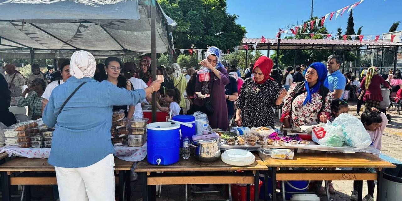 Öğrenci Velileri Okulları İçin Hayır Satışında Buluştu