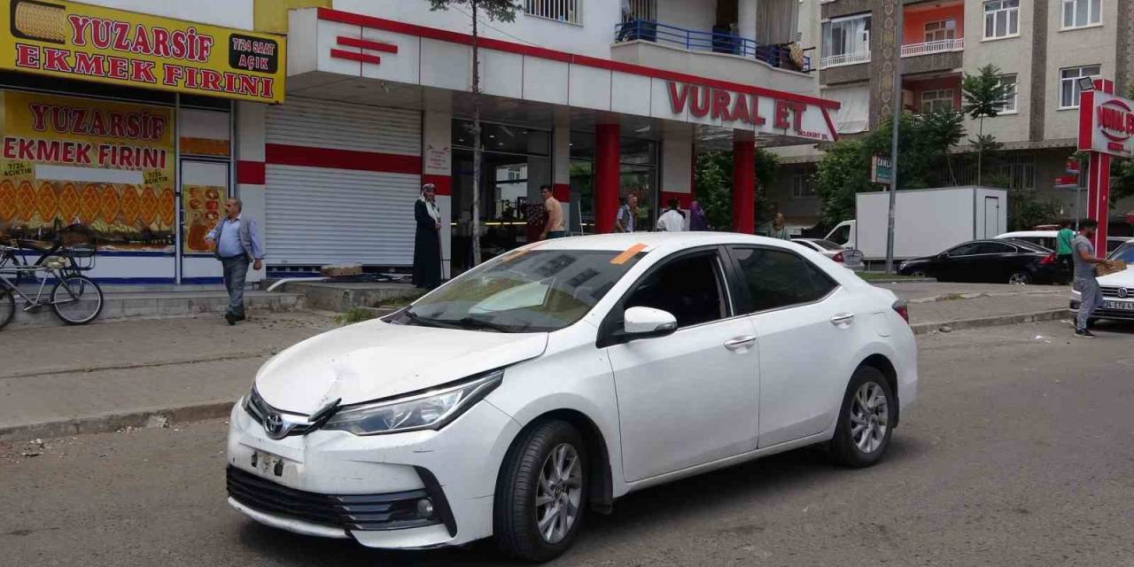 Diyarbakır’da Bir Otomobil Kasap Markete Daldı: O Anlar Kamerada