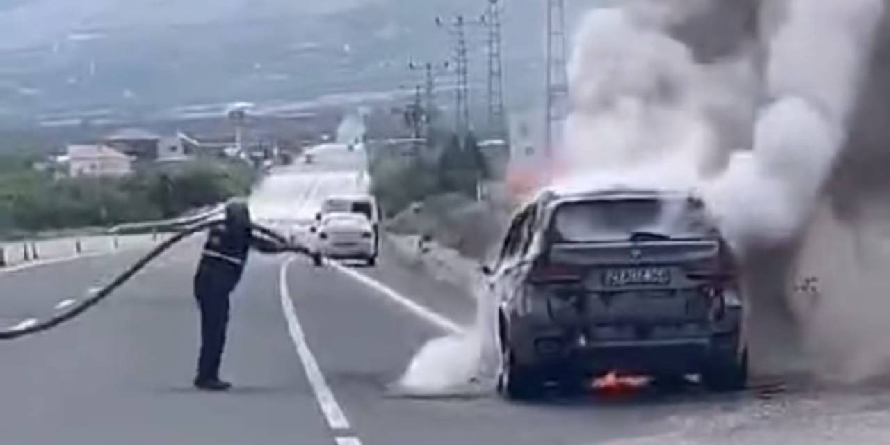 Seyir Halindeyken Yanan Lüks Araç Küle Döndü