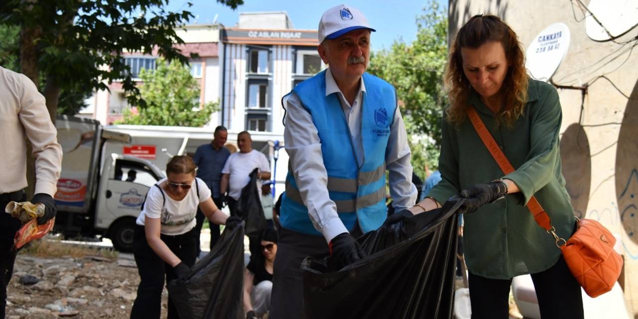 Başkan Balaban Ve Çevreciler 2 Buçuk Ton Çöp Topladı