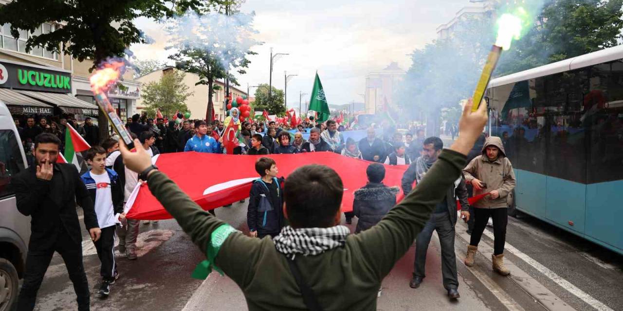 Öğrencilerin Kalbi  Filistin Ve Doğu Türkistan İçin Attı