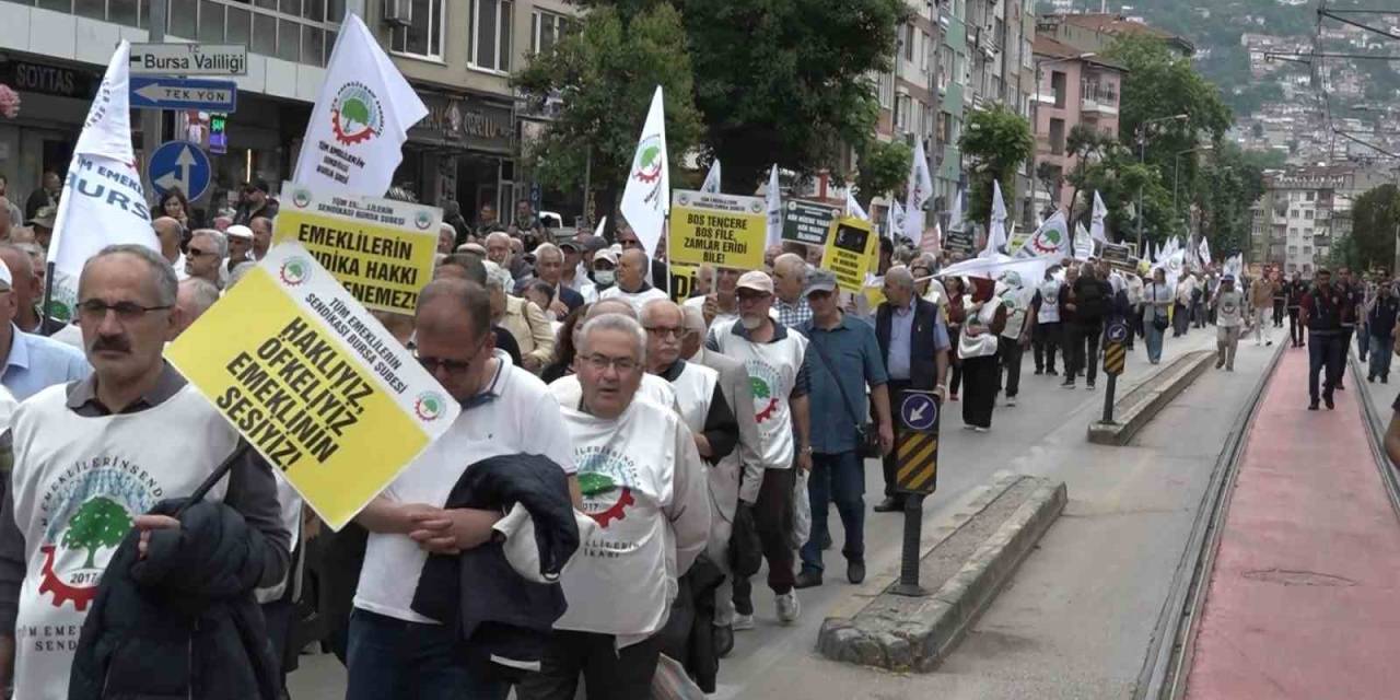 Bursa’da Emekliler Yürüyüş Düzenledi