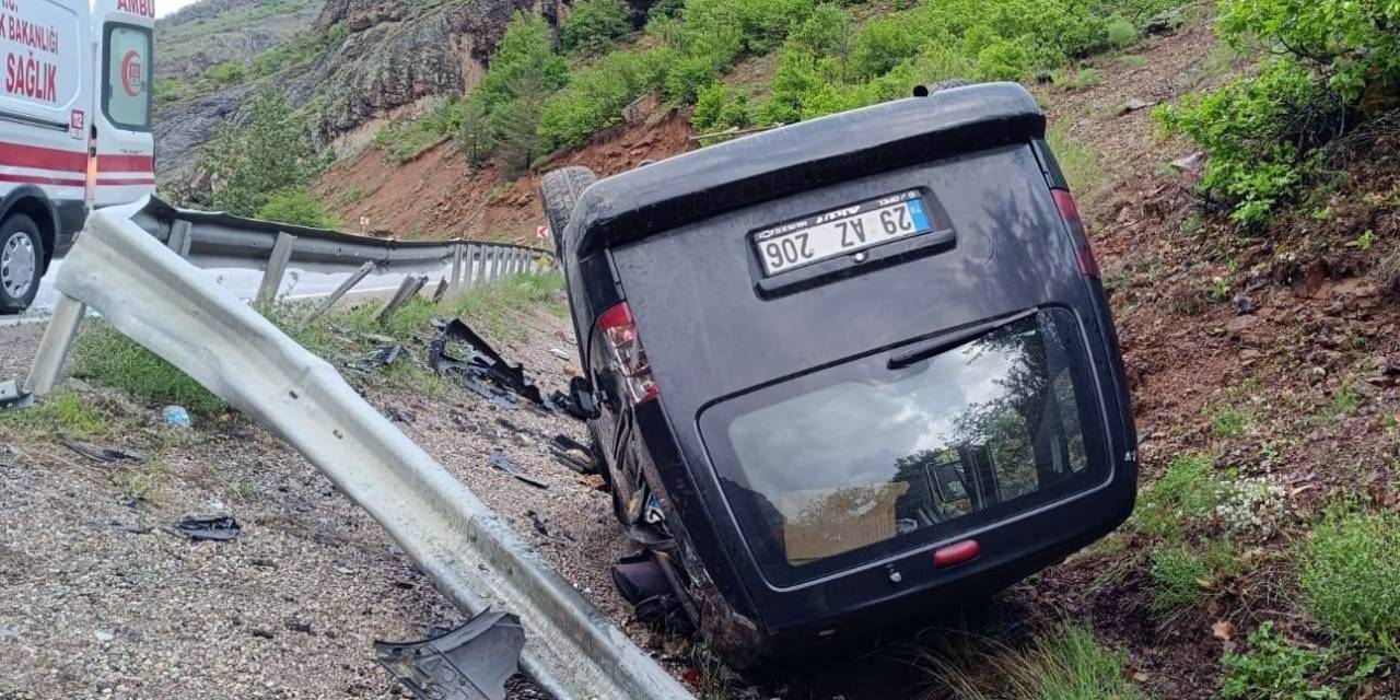 Kayganlaşan Yolda Kontrolden Çıkan Araç Ters Döndü: 4 Yaralı