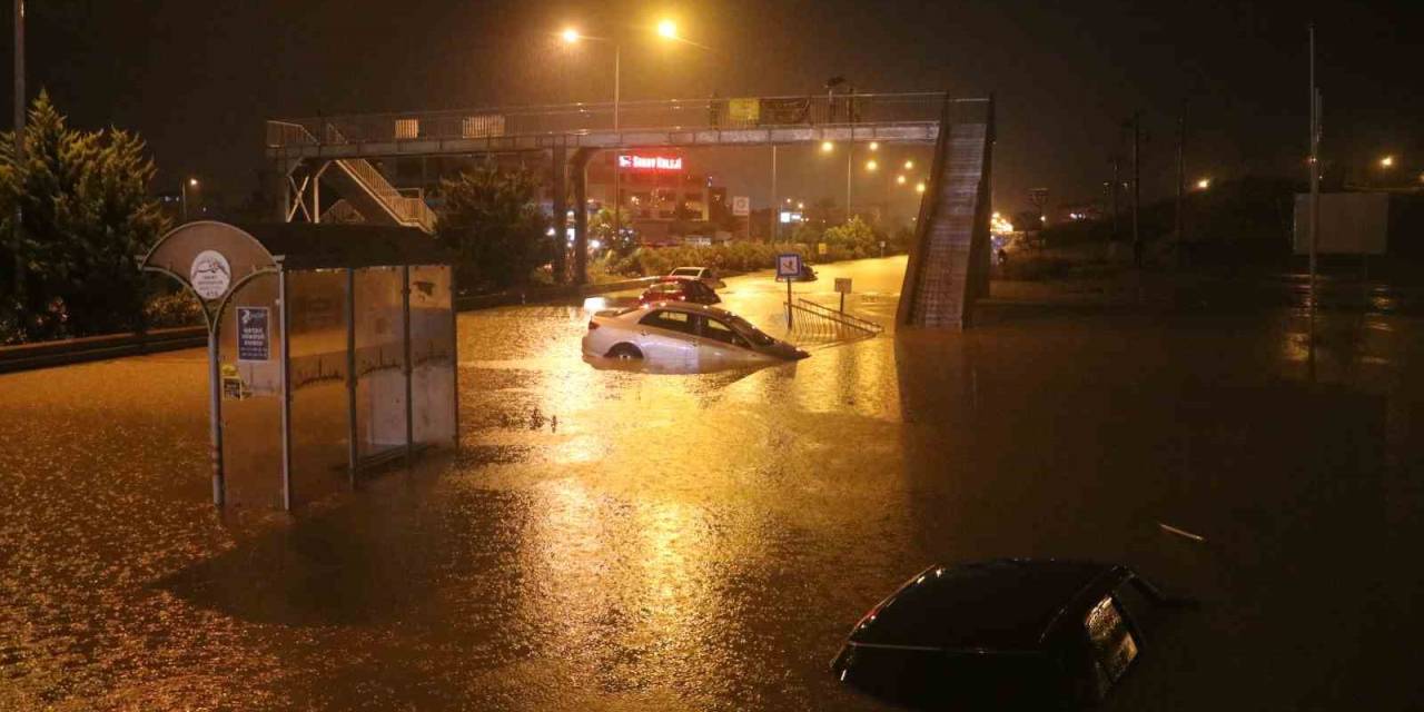 Hatay’da Caddeler Göle Döndü, Araçlar Suya Gömüldü