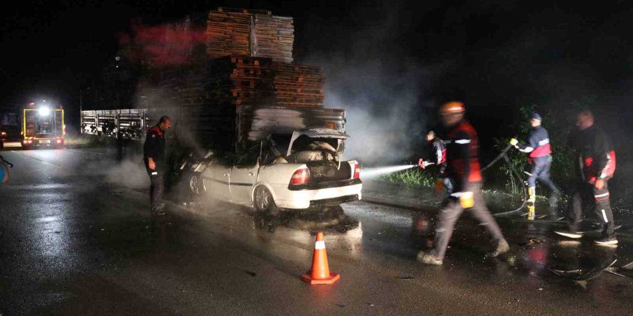 Tıra Ok Gibi Saplanan Otomobil Alev Alev Yandı: 1 Ölü