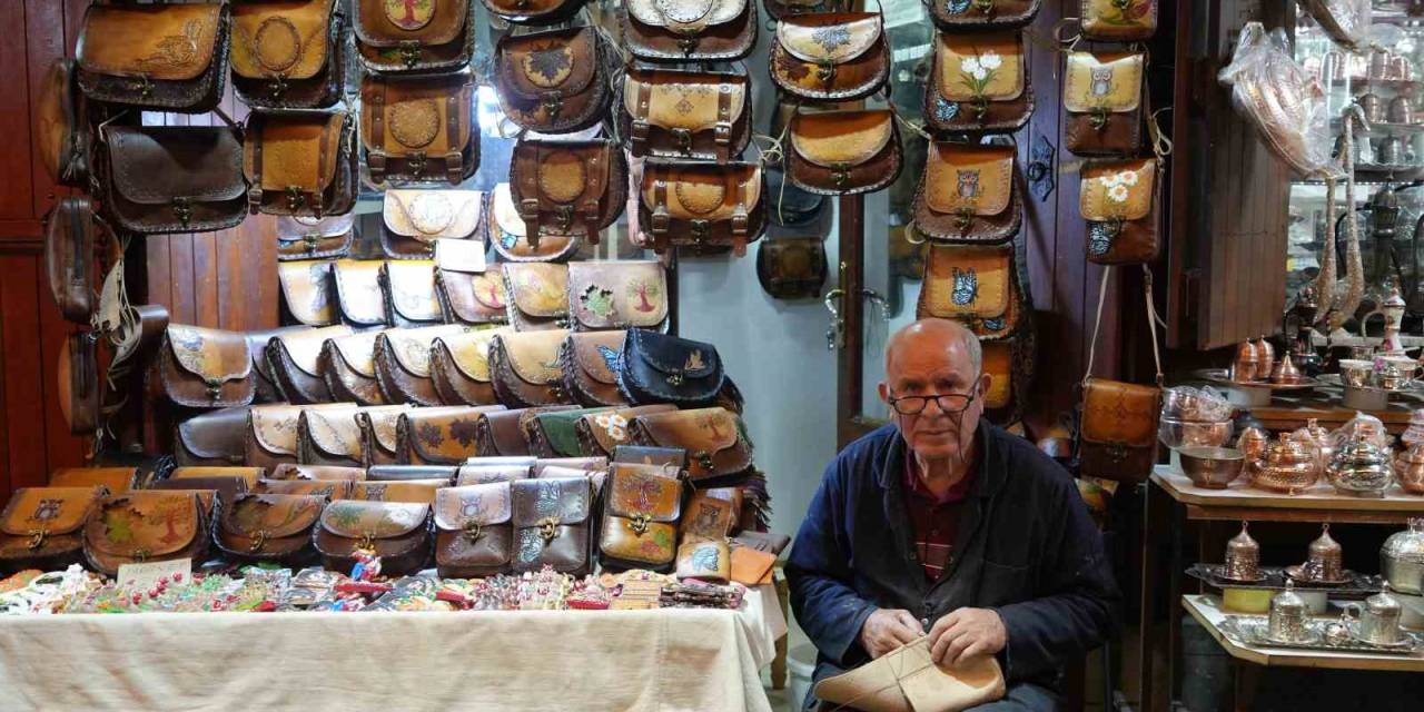 5 Metrekare Dükkanında 65 Yıldır Teknolojiye Direniyor