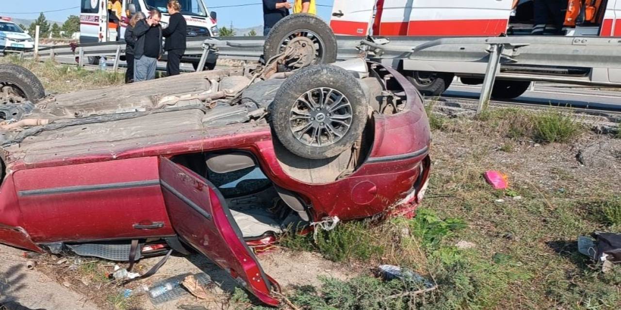 Takla Atıp Hurdaya Dönen Otomobilde 4 Kişi Yaralandı