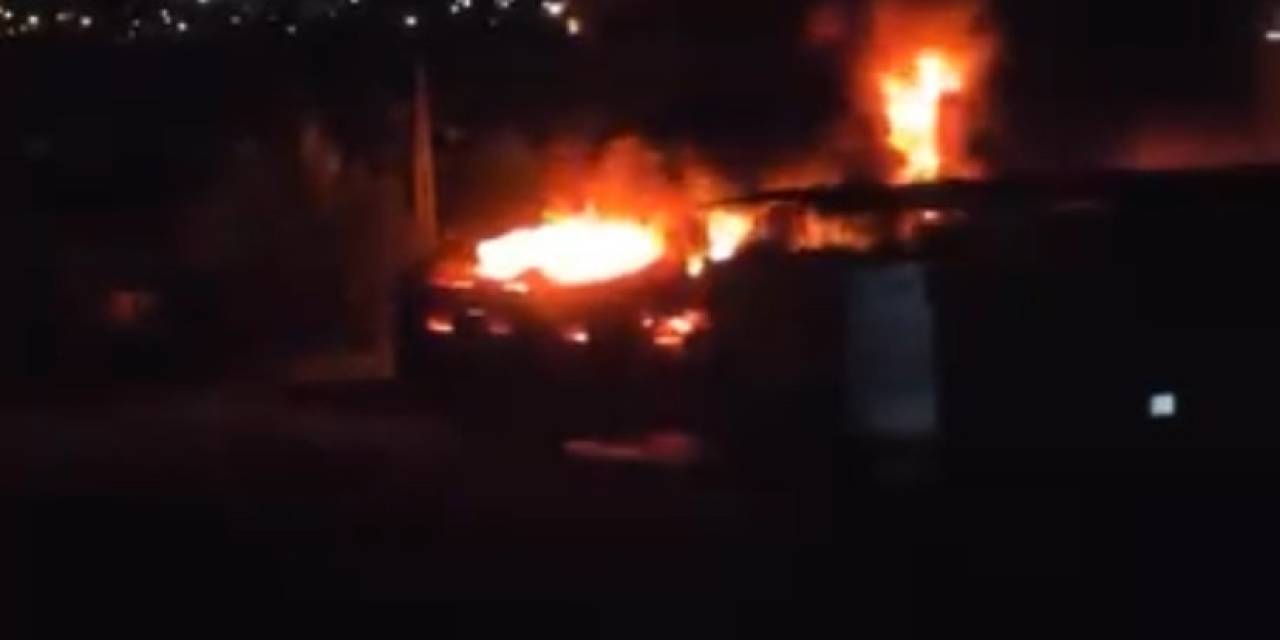 Diyarbakır’da Yıldırım Düşen İnşaat Malzemeleri Deposu Küle Döndü