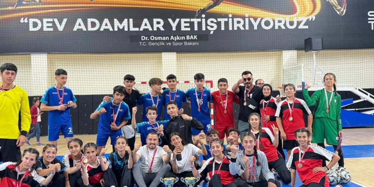 Futsal İl Birinciliği Turnuvasında Mazıdağı Anadolu Lisesi 2 Kategoride Şampiyon Oldu