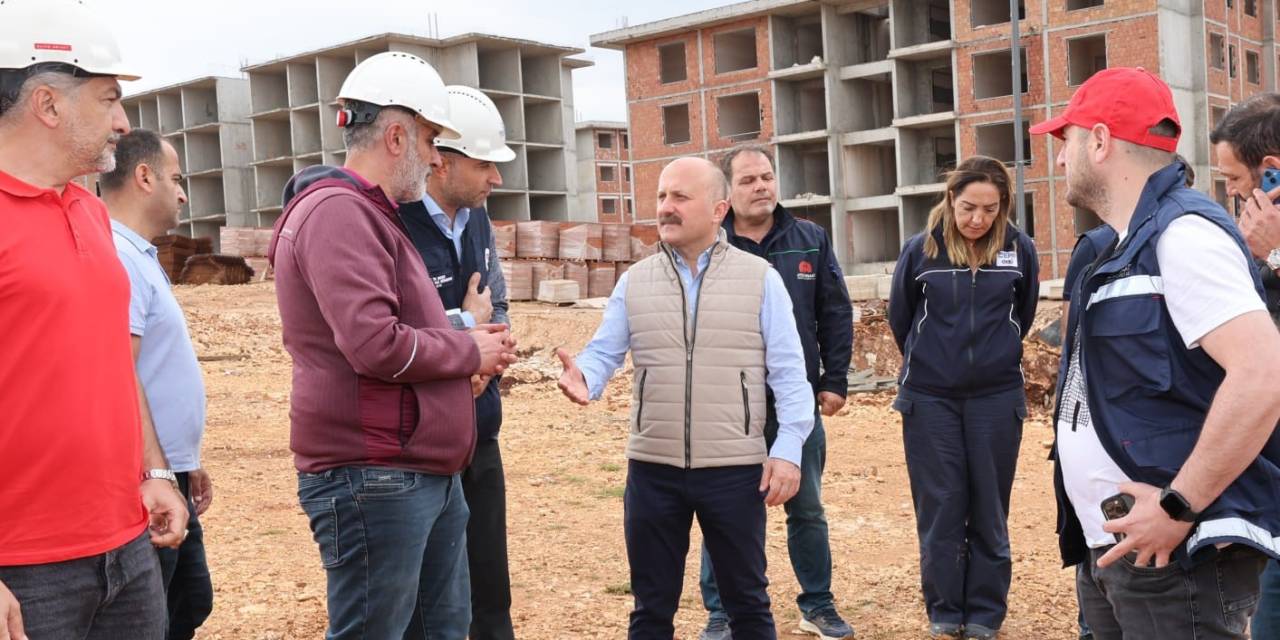 Vali Varol, Deprem Konutlarında İncelemeler Yaptı