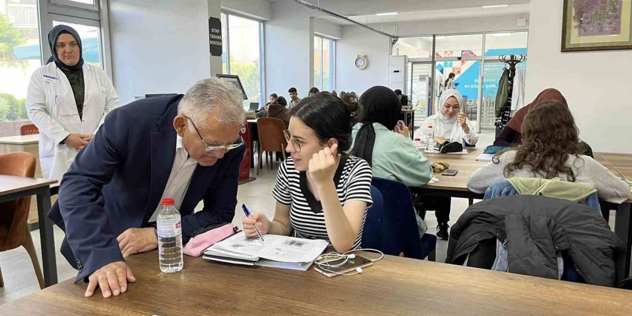 Başkan Büyükkılıç, Gençlerle Kütüphanede Bir Araya Geldi