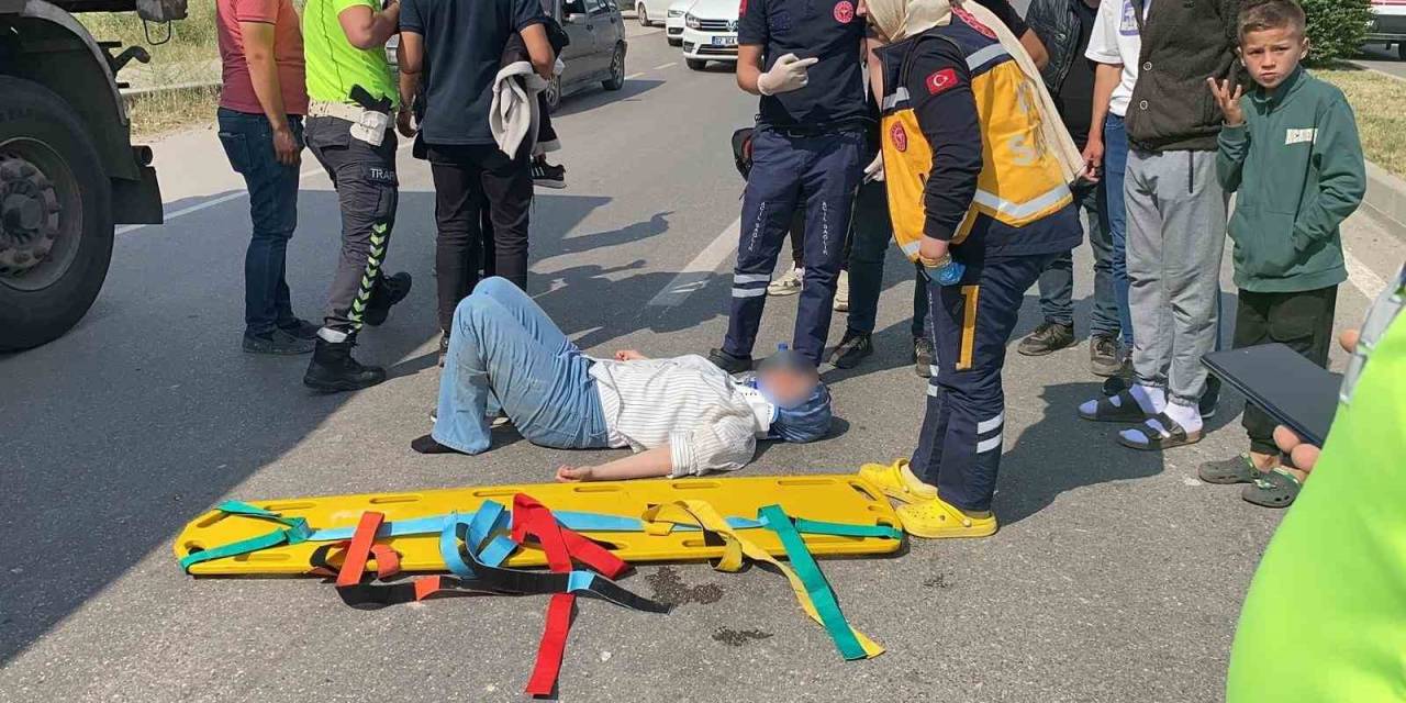 Otomobilin Çarptığı Genç Kız Yaralandı