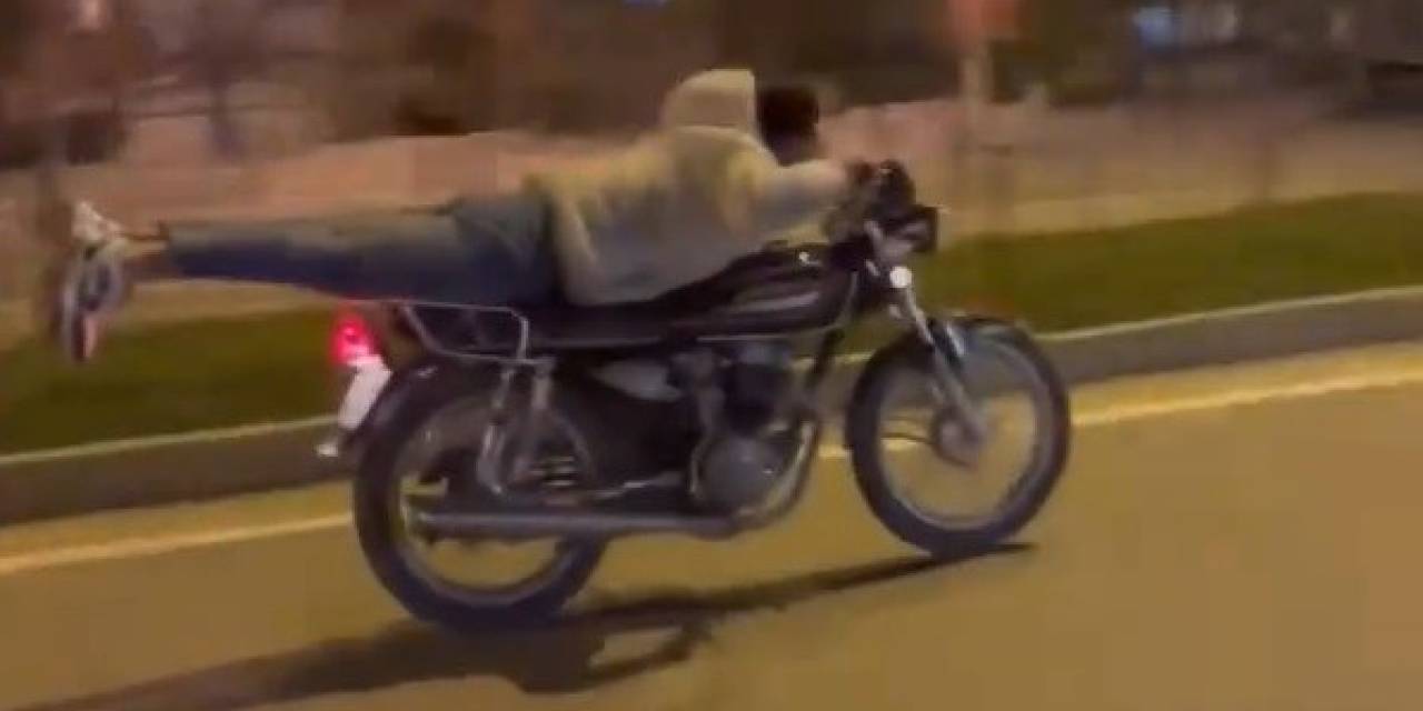 Motosikletle Akrobatik Hareketler Yapan Kişiler, Kendilerini Takip Eden Polisleri De Çekerek Sosyal Medyadan Paylaştılar